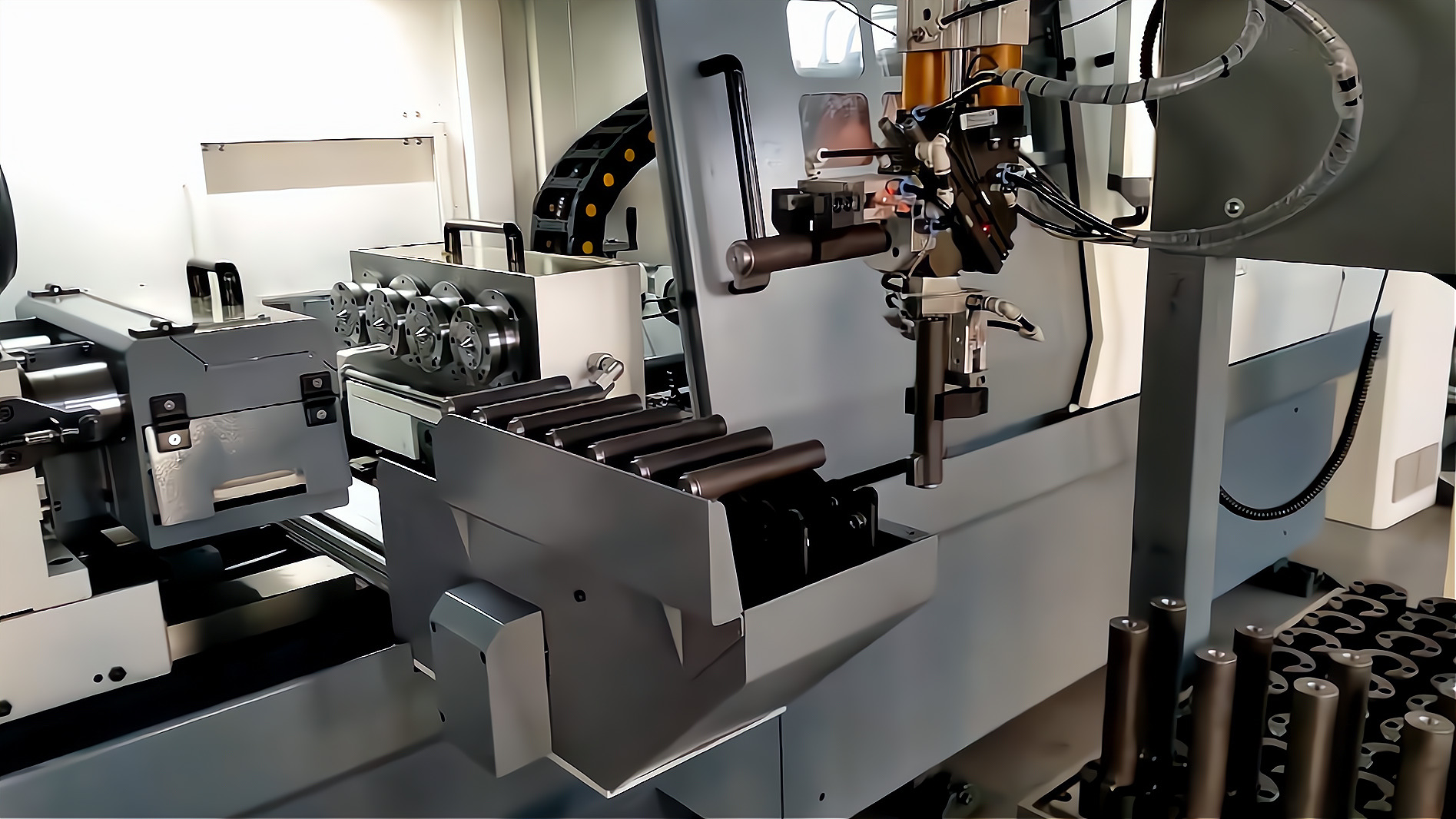 ZK2115×4B/500A 深孔鉆床配置桁架機(jī)械手，加工手槍槍管單機(jī)自動(dòng)化