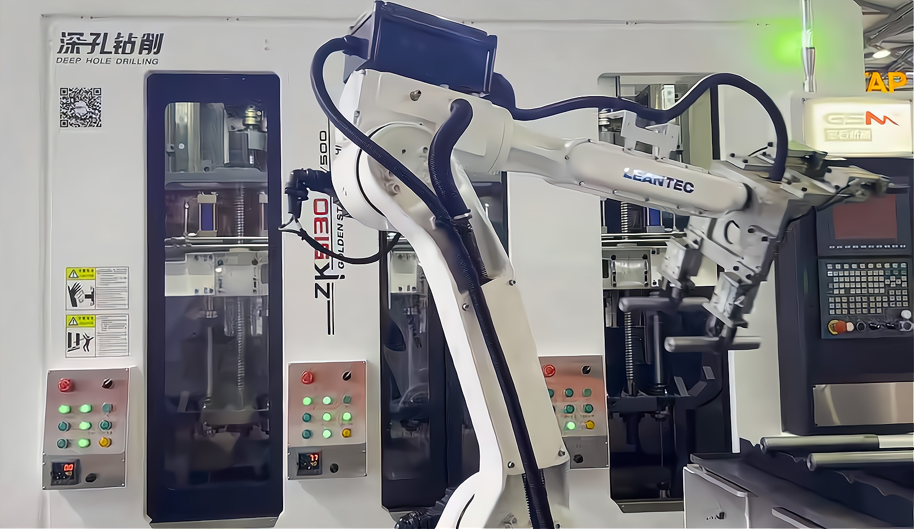 ZK5120×6/500 倒立六軸深孔鉆床配置六軸機(jī)器人，加工新能源電機(jī)軸單機(jī)自動(dòng)化